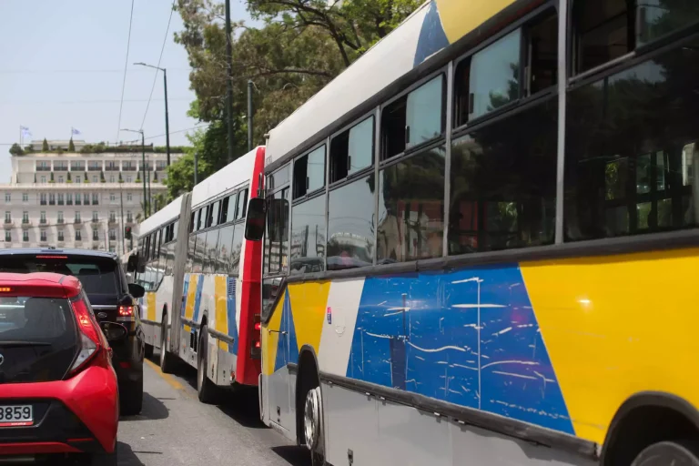 Αποτροπιασμό προκαλεί η συμπεριφορά  που είχε οδηγός λεωφορείου στην Αττική που διαπληκτίζεται με επιβάτες και τους βρίζει χυδαία