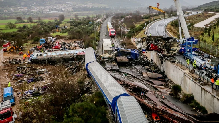 Δυστύχημα στα Τέμπη: Ποινική δίωξη σε στέλεχος της διεύθυνσης του υπουργείου Μεταφορών