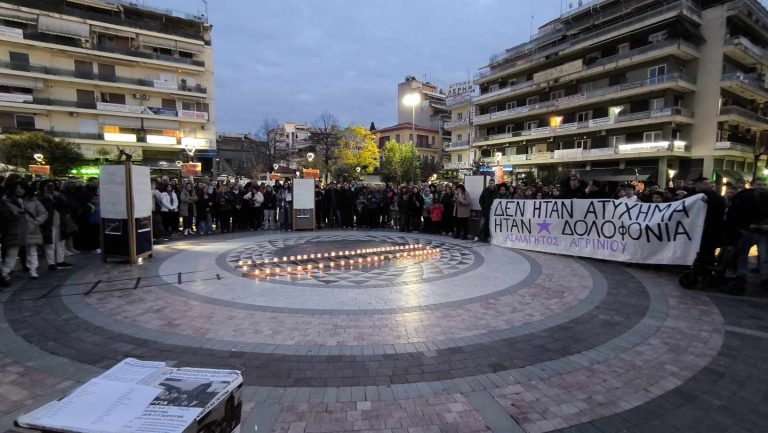 Μετά την μεγαλειώδεις συγκέντρωση στο Αγρίνιο για τα 57 θύματα του δυστυχήματος των Τεμπών, ο Εμπορικός Σύλλογος Αγρινίου πραγματοποίησε ένα δρώμενο μνήμης και θυμού!