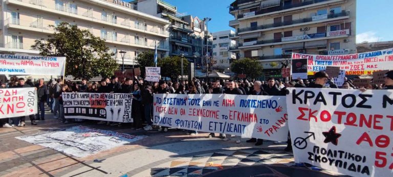 Με προσυγκεντρώσεις σε δύο διαφορετικά σημεία του Αγρινίου  και αθρόα προσέλευση από νωρίς το πρωί στην κεντρική πλατεία (Δημοκρατίας) άρχισαν οι κινητοποιήσεις για τα Τέμπη την Παρασκευή (28.2.25).